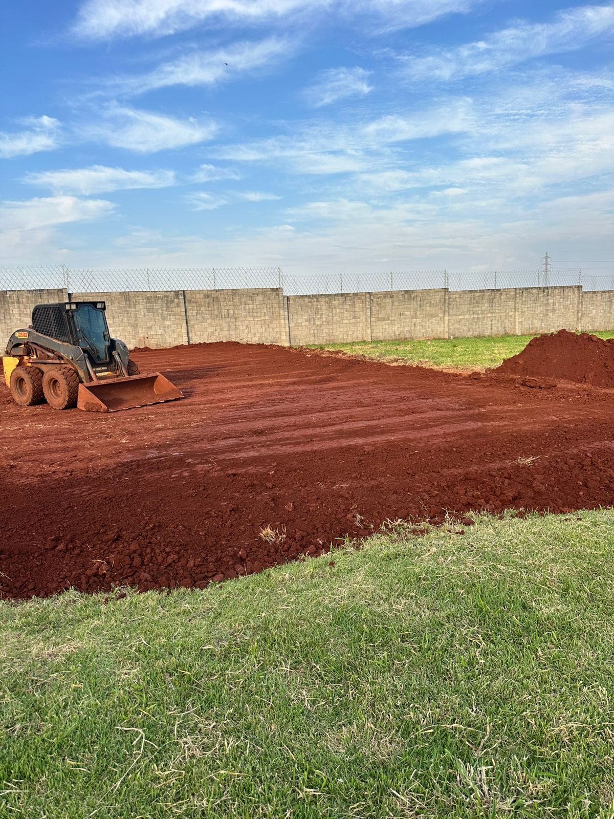 Caminhao em operacao de terra